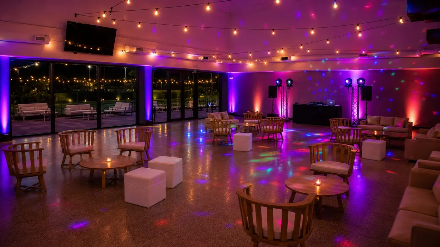Salón de eventos con iluminación de color y mesas bajas