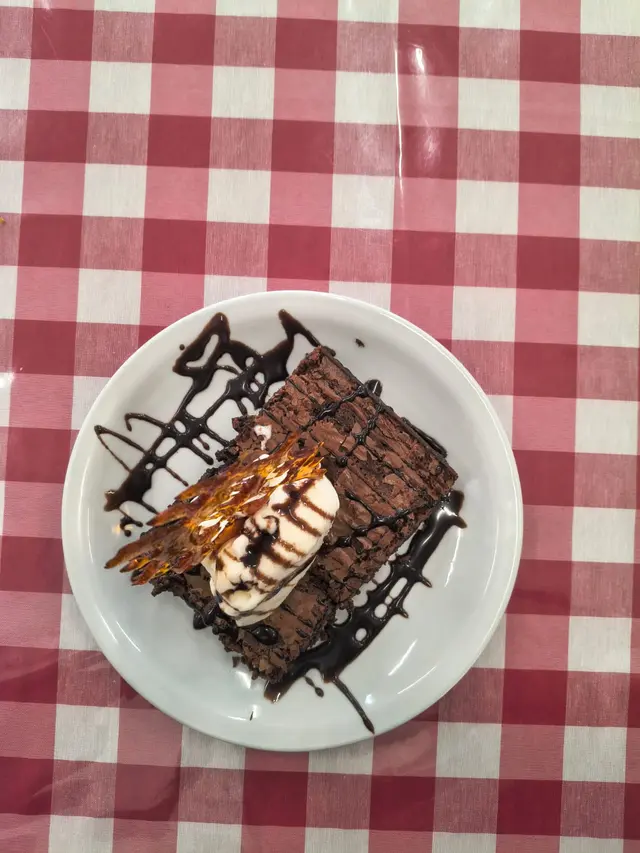 Brownie con bocha de helado y salsa de chocolate