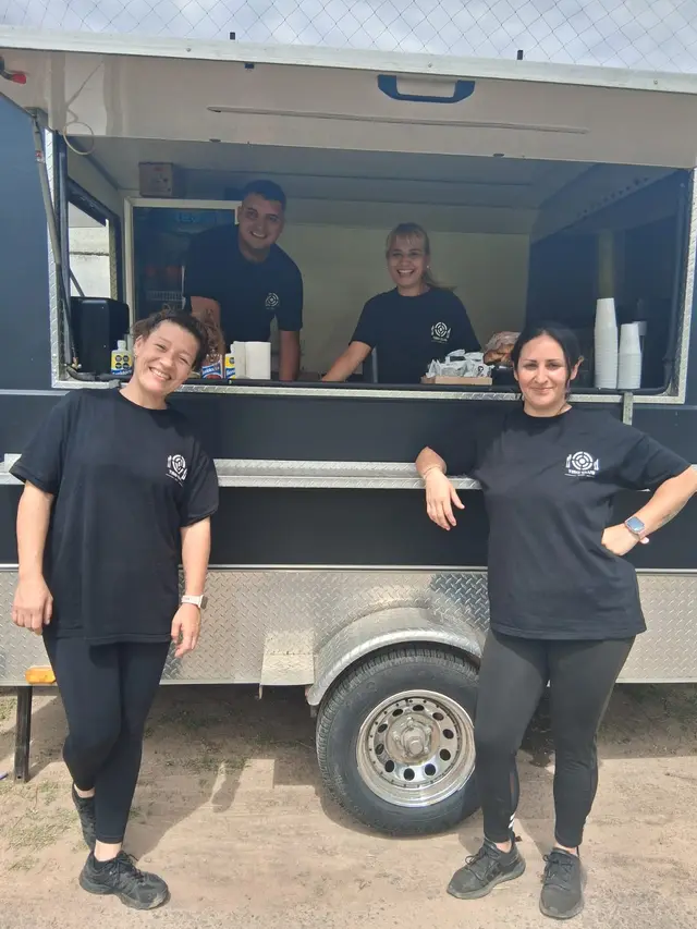 Silvina y Jimena junto al food truck de J&S