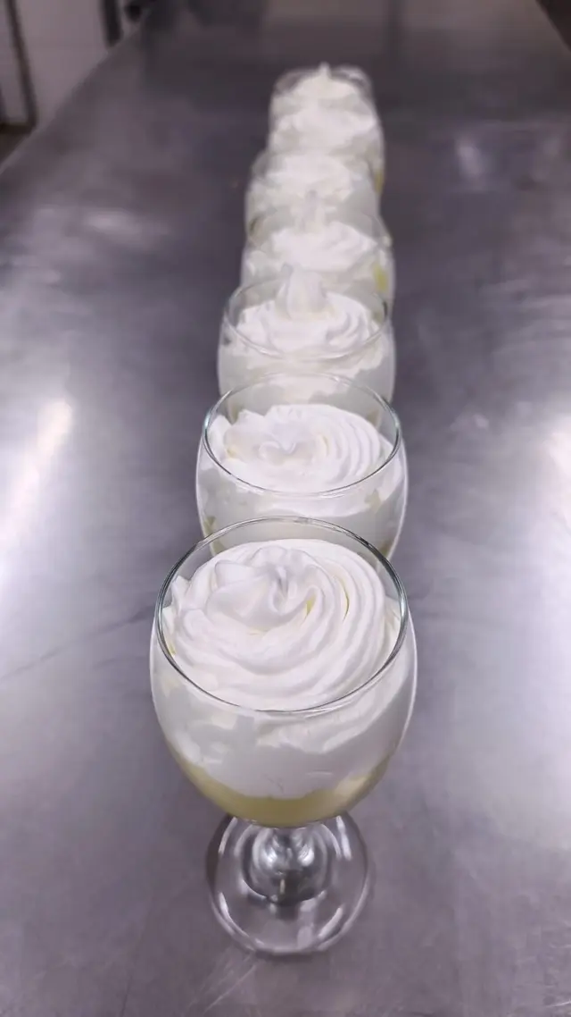 Hilera de postres cremosos en copa