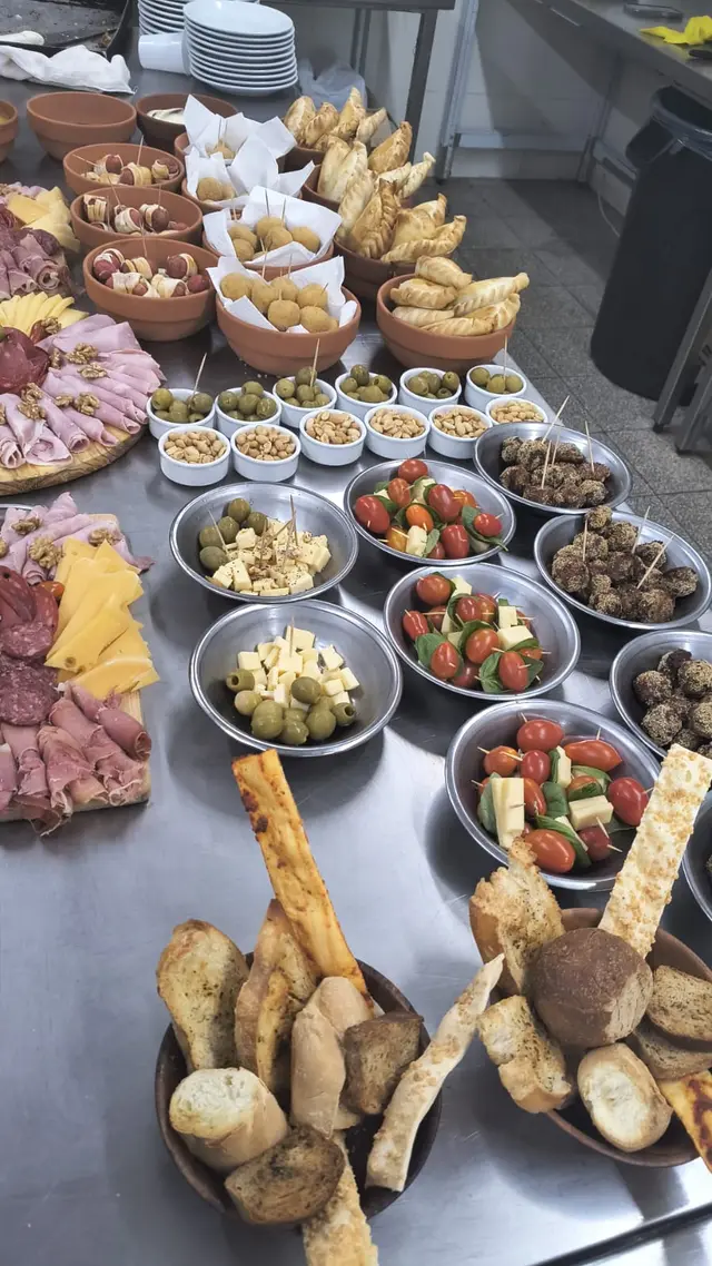 Mesa de buffet con tablas, bocados y ensaladas
