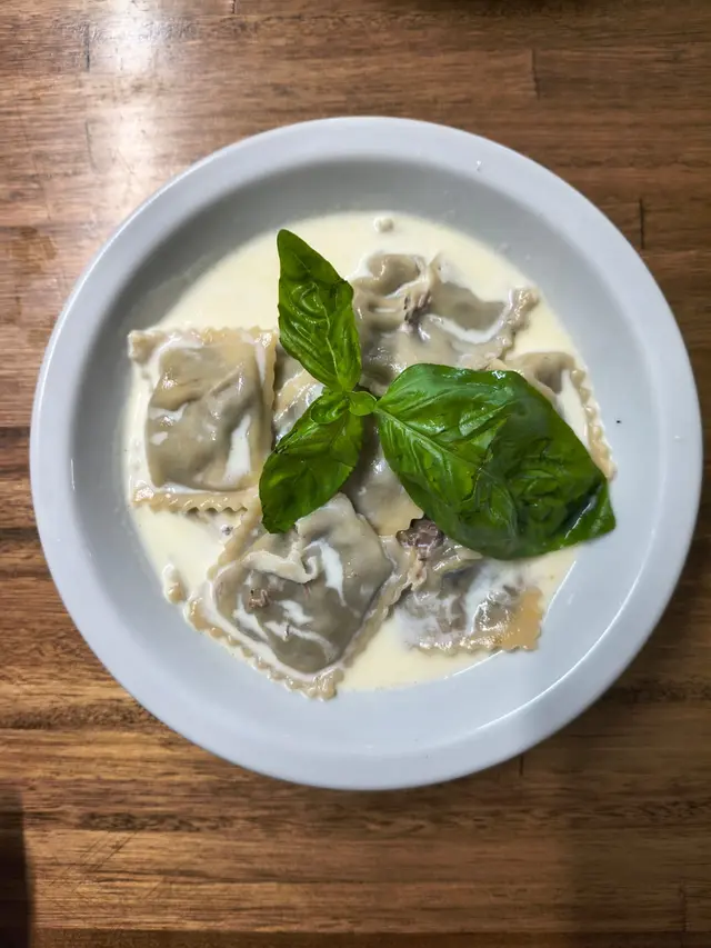 Ravioles con salsa blanca y albahaca