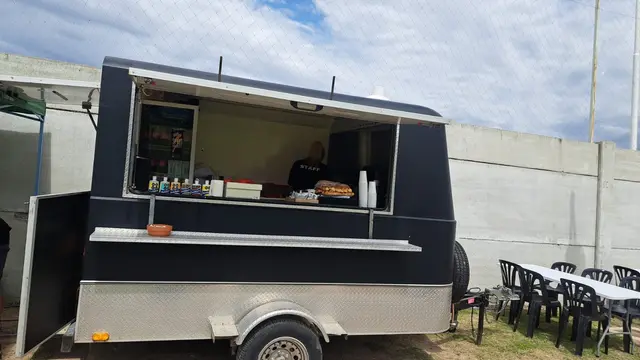 Food truck de J&S en un evento al aire libre