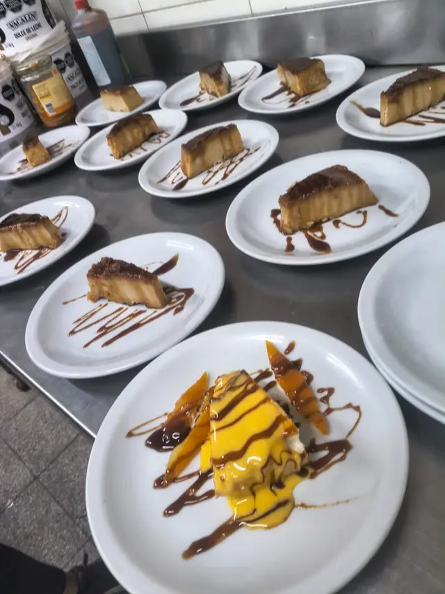 Porciones de postre emplatadas con salsas