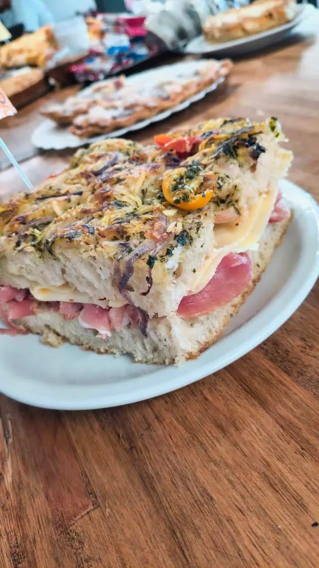 Focaccia de jamón y queso