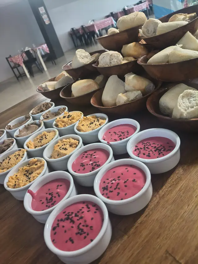 Mesa de panes y postres individuales