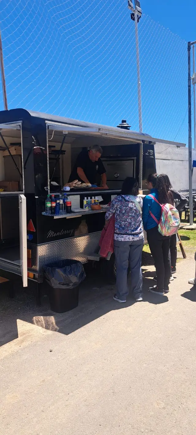 Atención en el food truck durante un evento