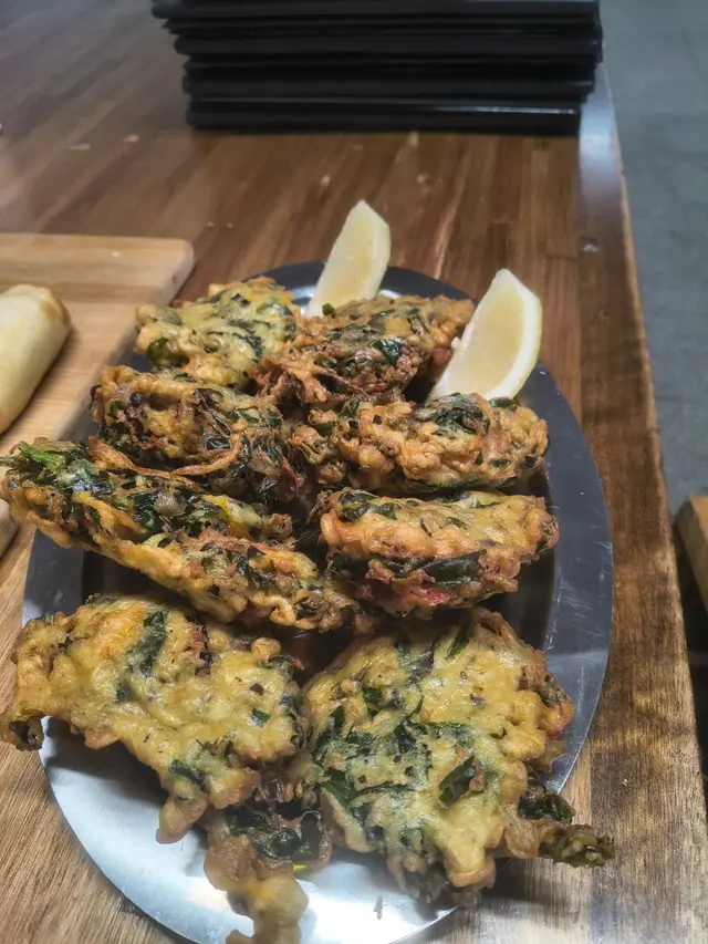Buñuelos de espinaca con limón