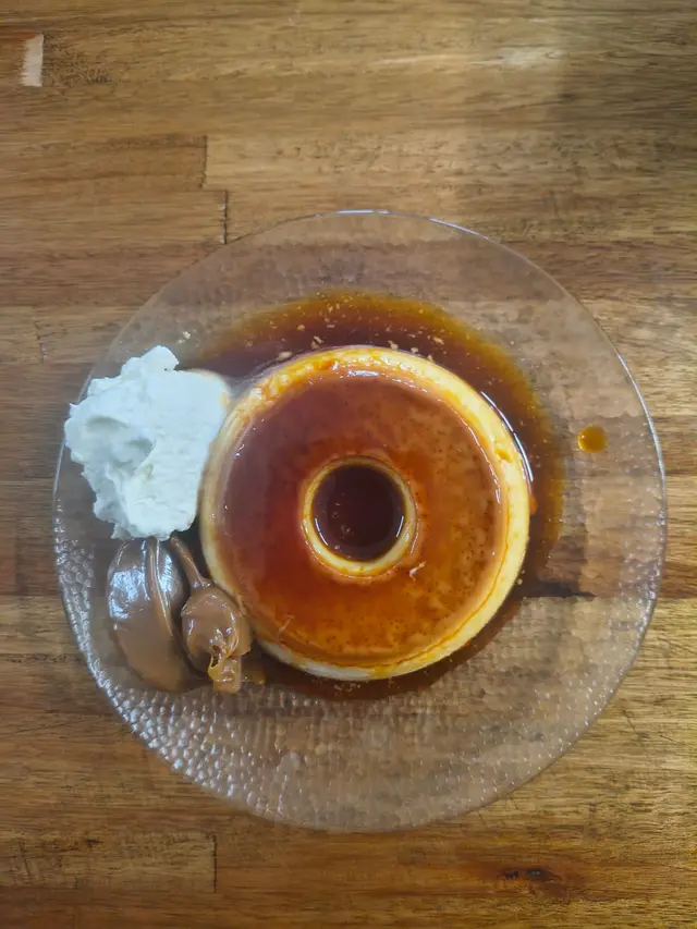 Flan casero con dulce de leche y crema