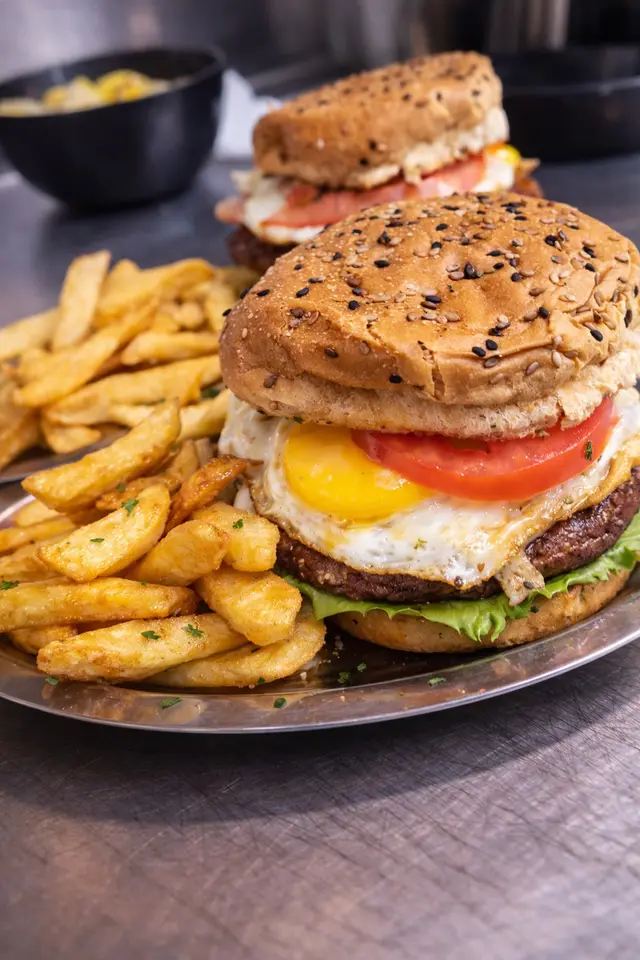Hamburguesa completa con papas fritas