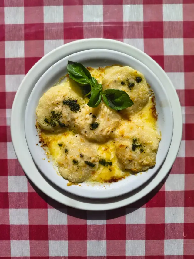 Plato gratinado con albahaca