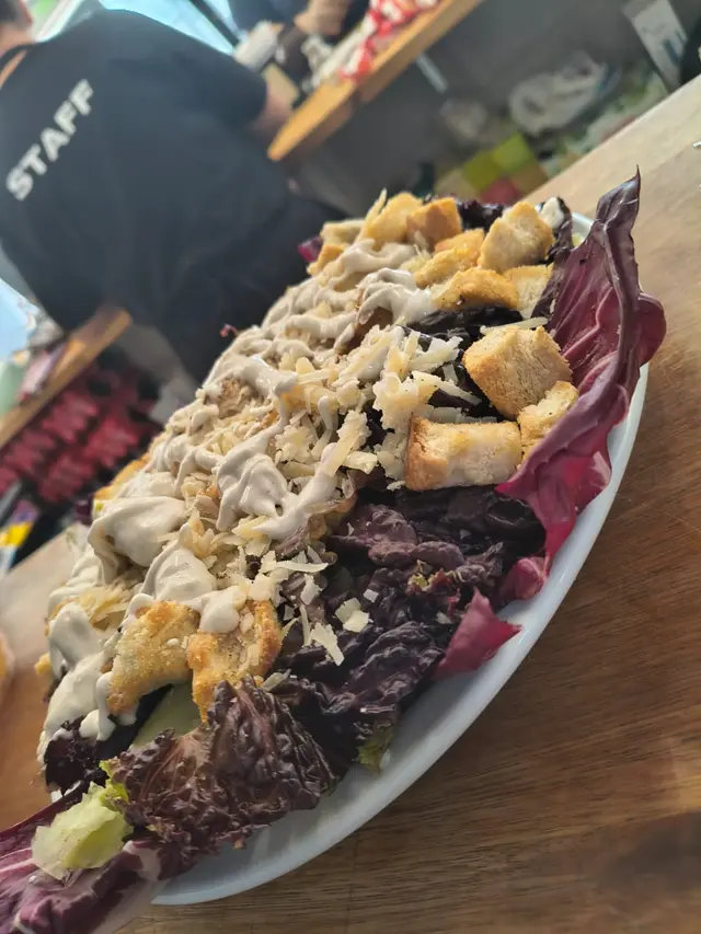 Ensalada con crutones y queso