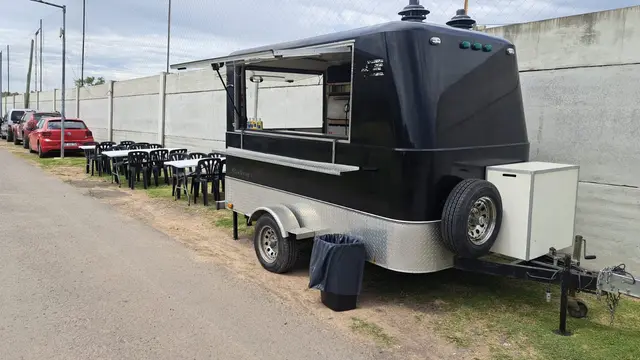 Food truck estacionado junto a las mesas del evento