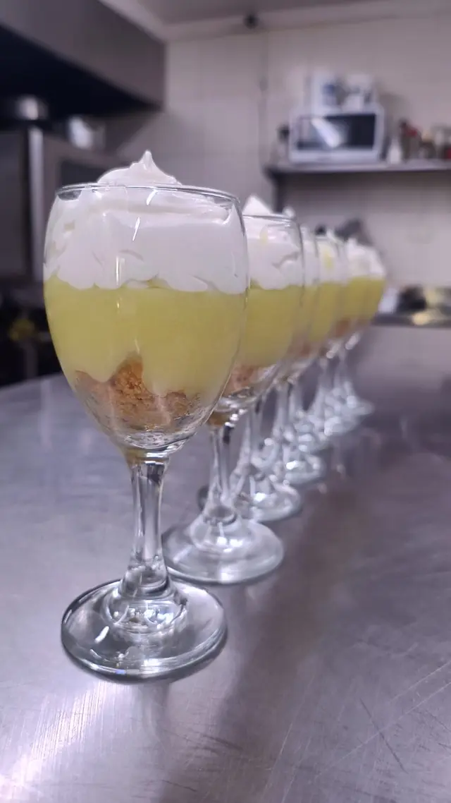 Postre de limón y merengue servido en copas
