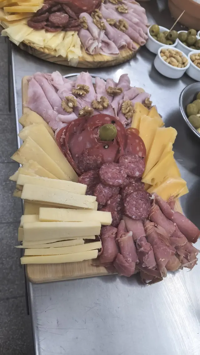 Tabla de fiambres y quesos con nueces y aceitunas