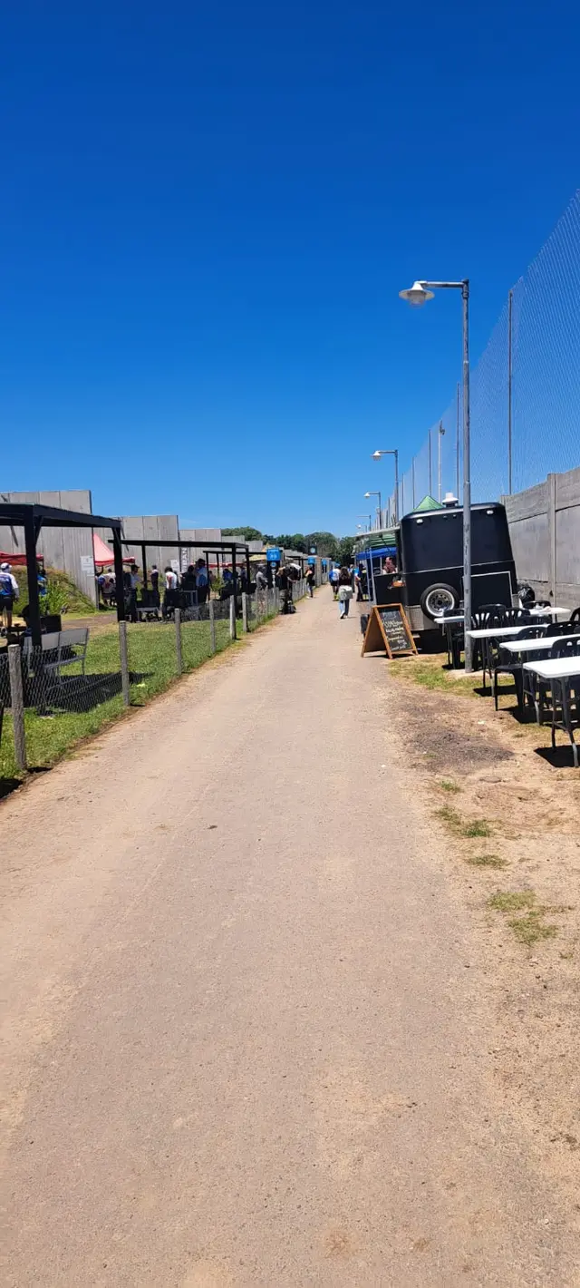 Camino de acceso al predio durante un evento al aire libre