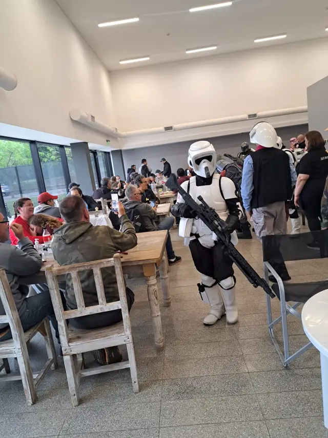 Salón del Buffet del Tiro Federal durante un evento con disfraces